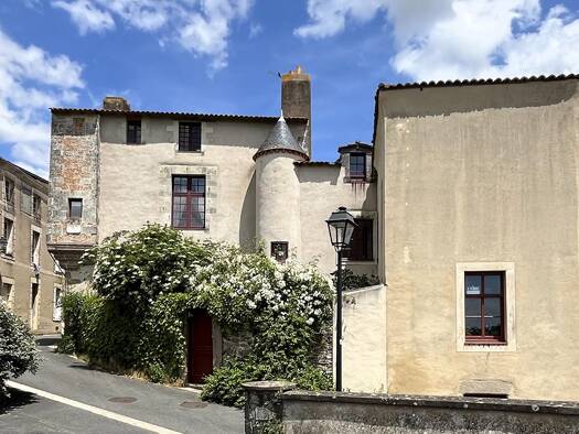 Maison à vendre 298 390 € 11 pièces 7 chambres 333 m² 329 m² de terrain Ouest Beaupréau-en-Mauges 49600