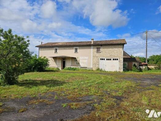 Maison à vendre 85 000 € 5 pièces 112 m² 9 246 m² de terrain Champagné-le-Sec 86510