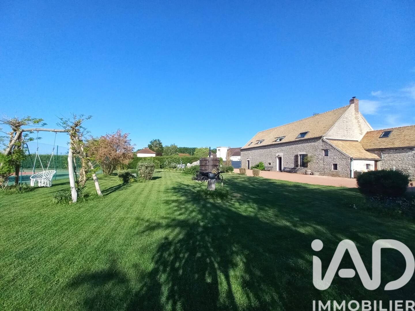 Maison 9 pièces 300 m² · à Saint-Loup-Géanges · 300 m² · 890 000 €