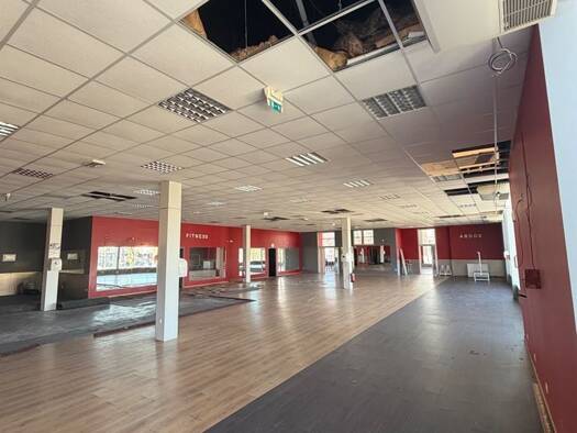 Boutique à louer 10 000 € 700 m² de surface de vente Canal Évry-Courcouronnes 91080