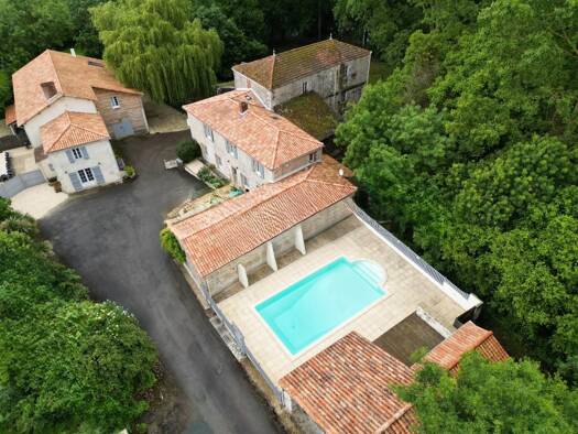 Maison à vendre 741 600 € 22 pièces 12 chambres 440 m² 15 000 m² de terrain Mareuil-sur-Lay-Dissais 85320