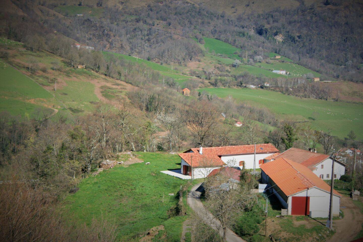 Ancienne bergerie rénovée et transformée en habitation sur un te