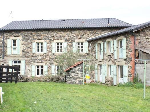 Maison à vendre 125 000 € 11 pièces 7 chambres 225 m² 682 m² de terrain Saint-Hostien 43260