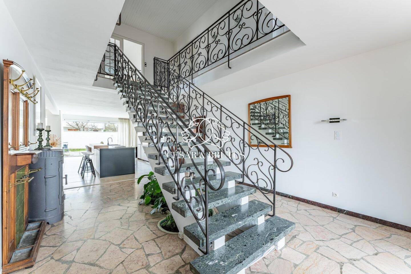 Maison 11 pièces 350 m² · à Saint-Laurent-de-Mure · 350 m² · 650 000 €