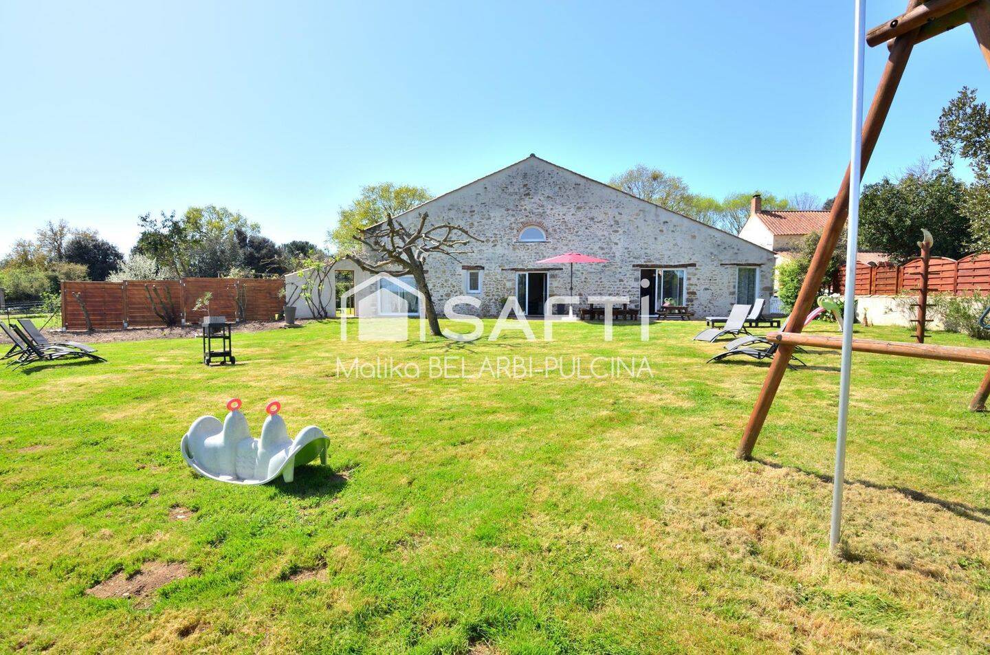 Maison 14 pièces 392 m² · à Saint-Hilaire-la-Forêt · 392 m² · 899 000 €