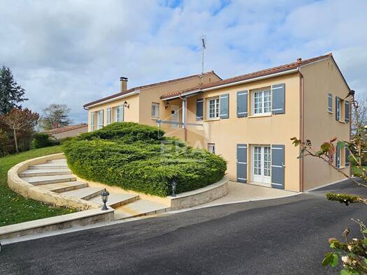 Maison de plain-pied à vendre 316 500 € 6 pièces 4 chambres 175 m² 950 m² de terrain Puymoyen 16400