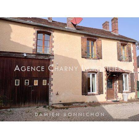 Maison 15 pièces 308 m² · à Charny Orée de Puisaye · 308 m² · 294 000 €