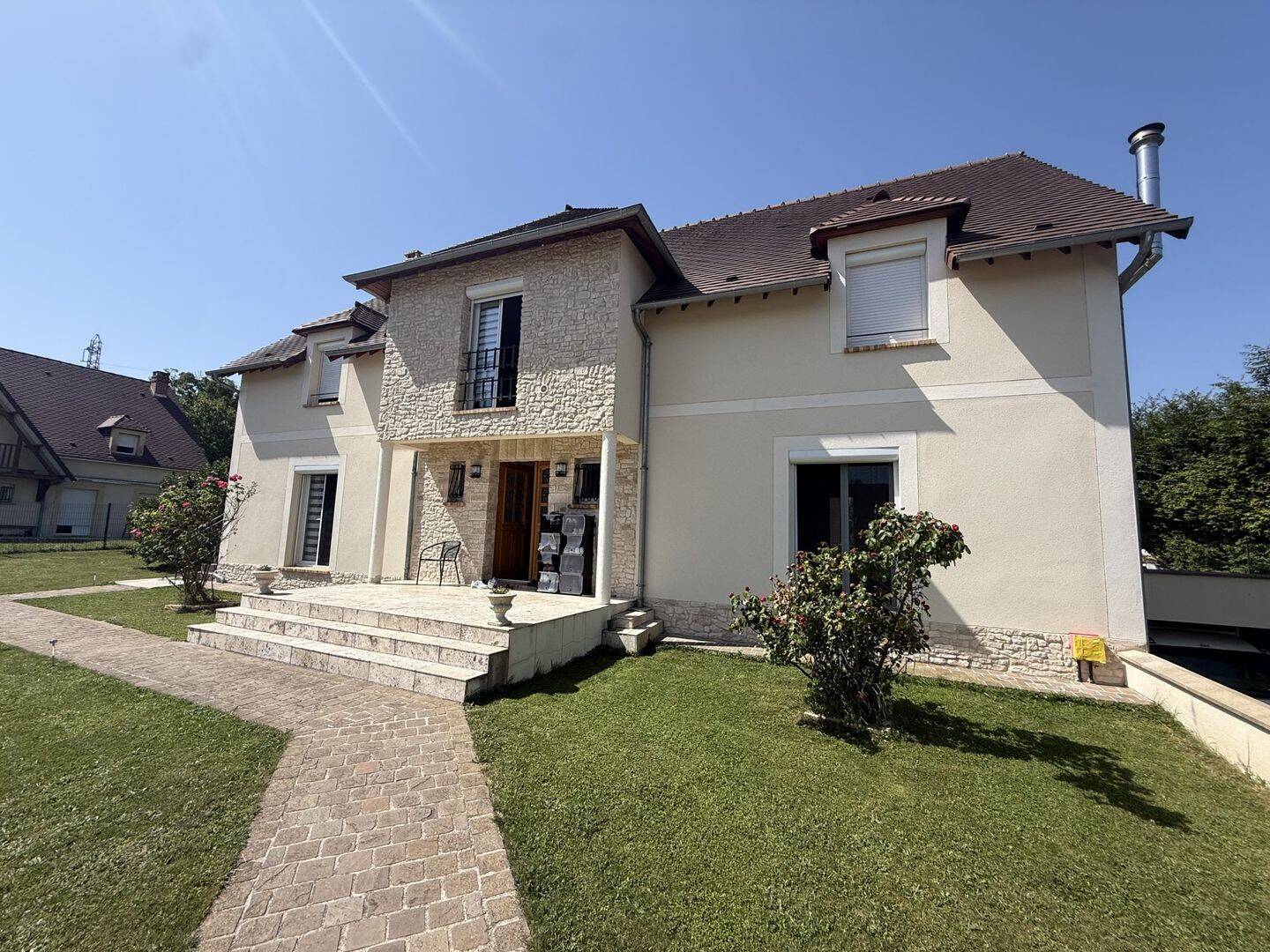 Maison 11 pièces 307 m² · à La Chapelle-Longueville · 307 m² · 500 000 €