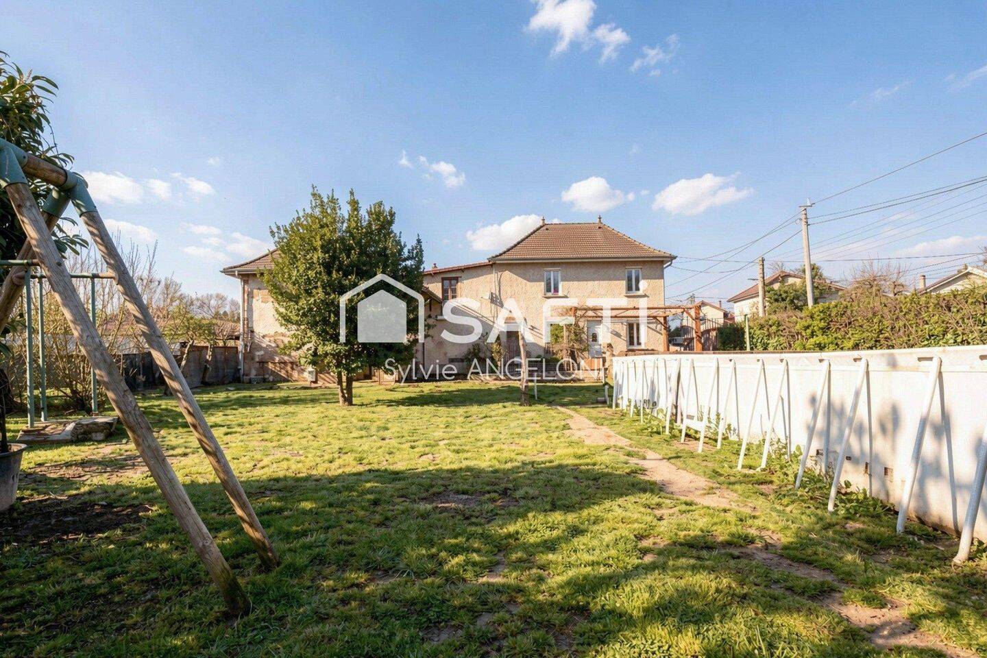 Maison 5 pièces 104 m² · à La Bâtie-Montgascon · 104 m² · 195 000 €