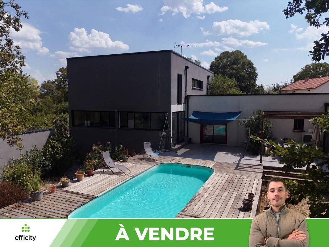 Maison 8 pièces 230 m² · à Montamisé · 230 m² · 370 000 €