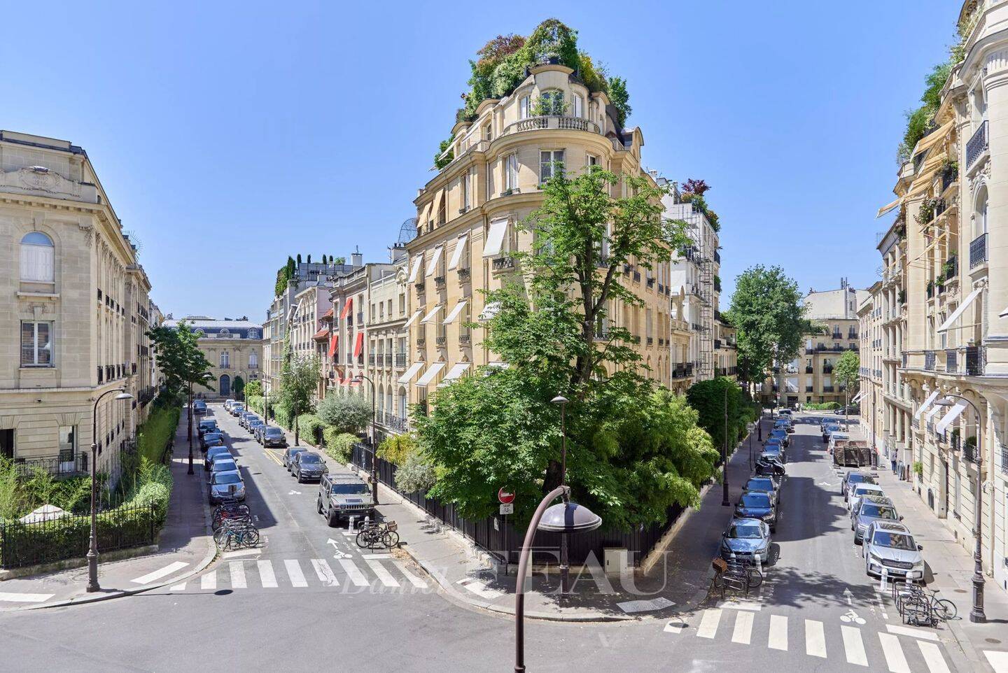 Appartement 5 pièces 153 m² · à Paris 16ème · 152,6 m² · 7 800 €