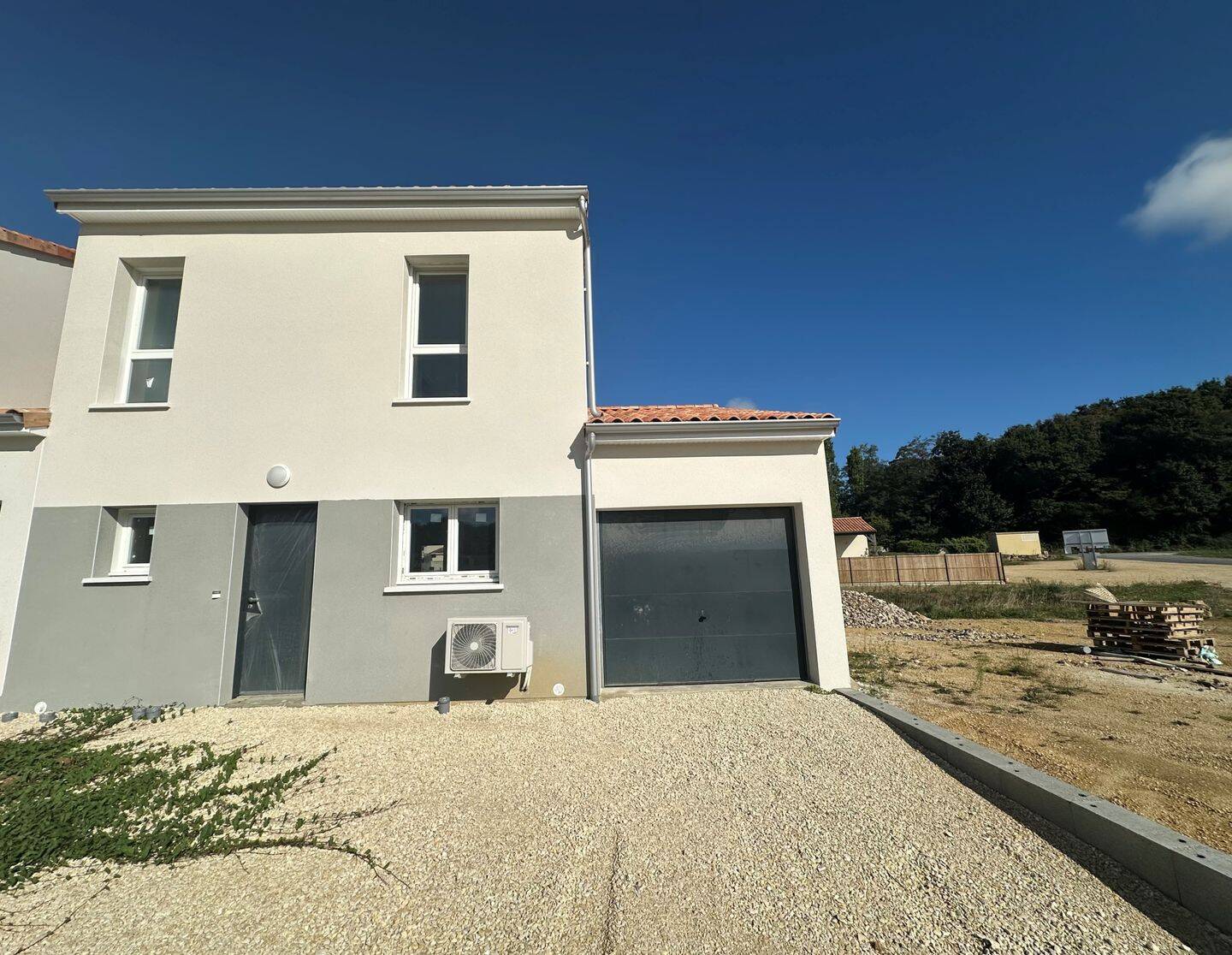Maison 4 pièces 82 m² · à Saint-Julien-l'Ars · 81,8 m² · 880 €