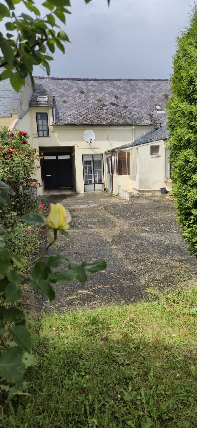 À Vendre : Maison de Caractère avec Jardin et Dépendances à Crép
