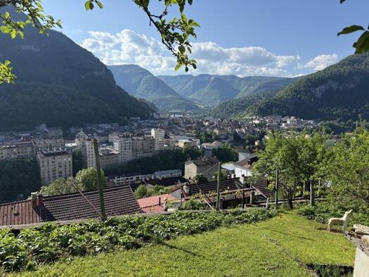 Maison à vendre 305 000 € 5 pièces 3 chambres 212 m² 1 097 m² de terrain Capucine-Gare-Miroir Saint-Claude 39200