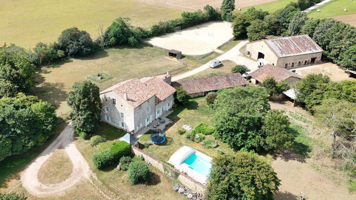 Maison 8 pièces 297 m² · à Gençay · 297 m² · 477 000 €