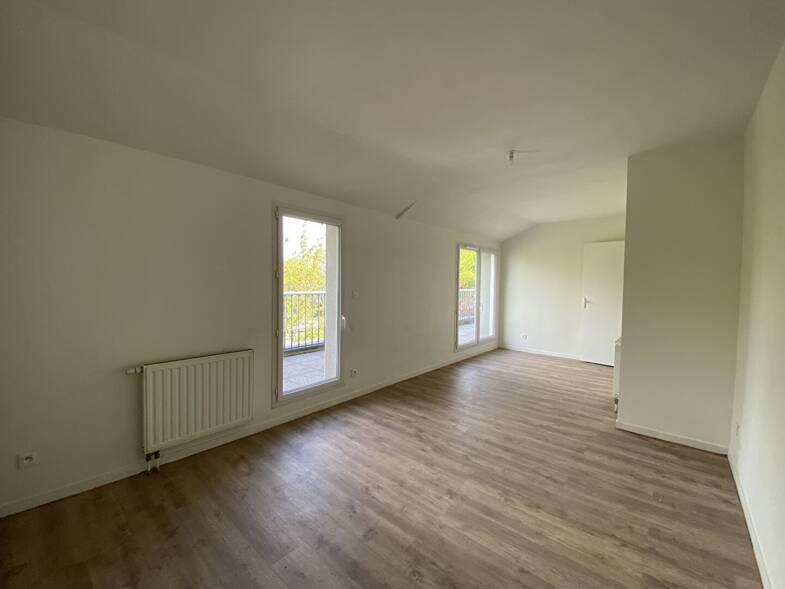 Appartement à louer 690 € 2 pièces 1 chambre 43 m² Sous le toit, Étage 2/2 Nantes 44300