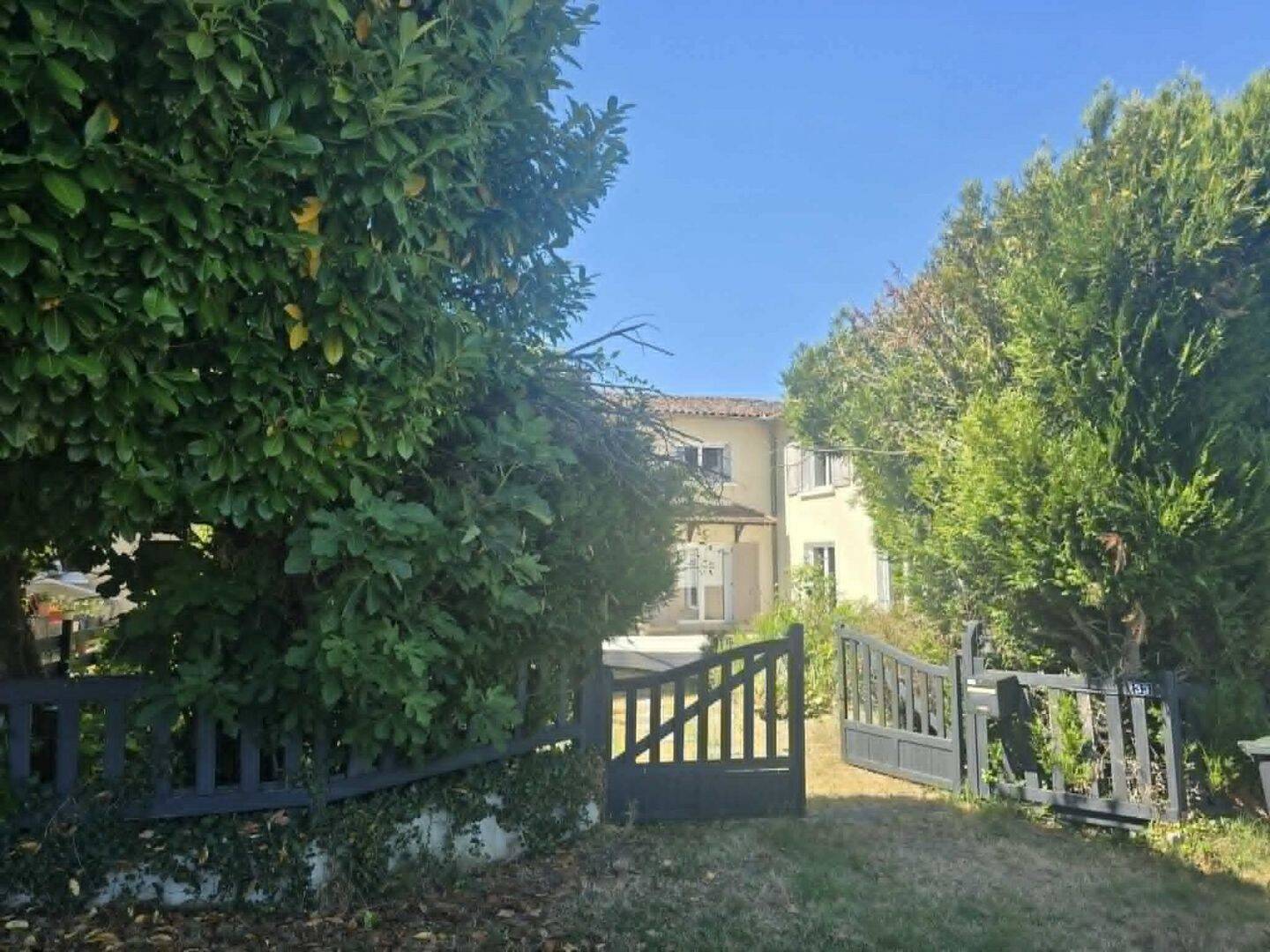 Maison 8 pièces 254 m² · à Chalais · 254 m² · 230 000 €