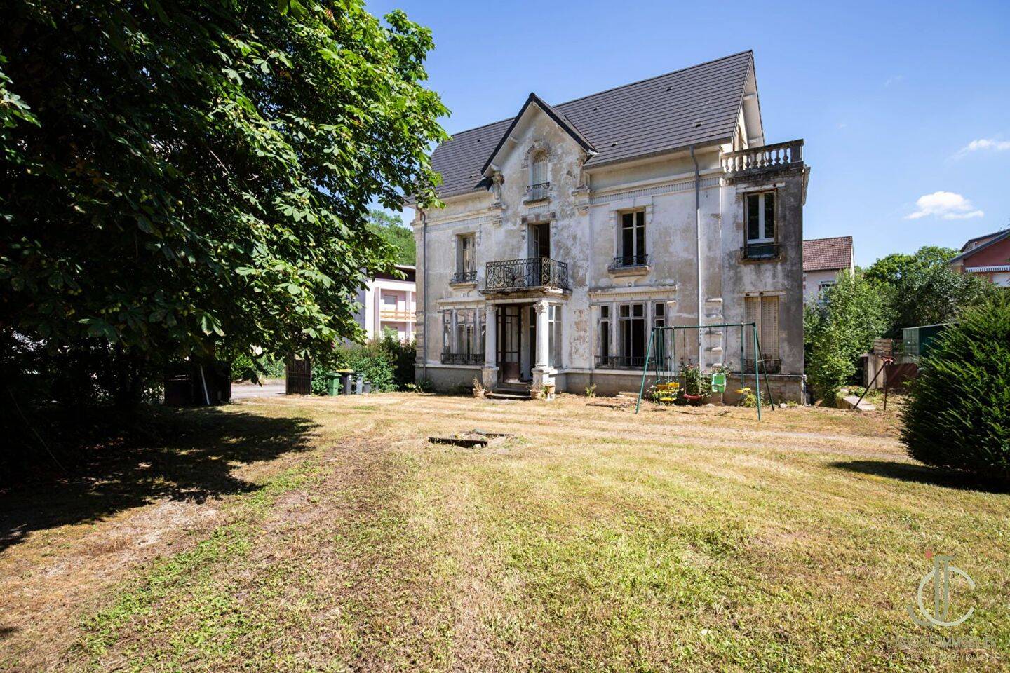 Maison 9 pièces 316 m² · à Contrexéville · 316 m² · 180 000 €