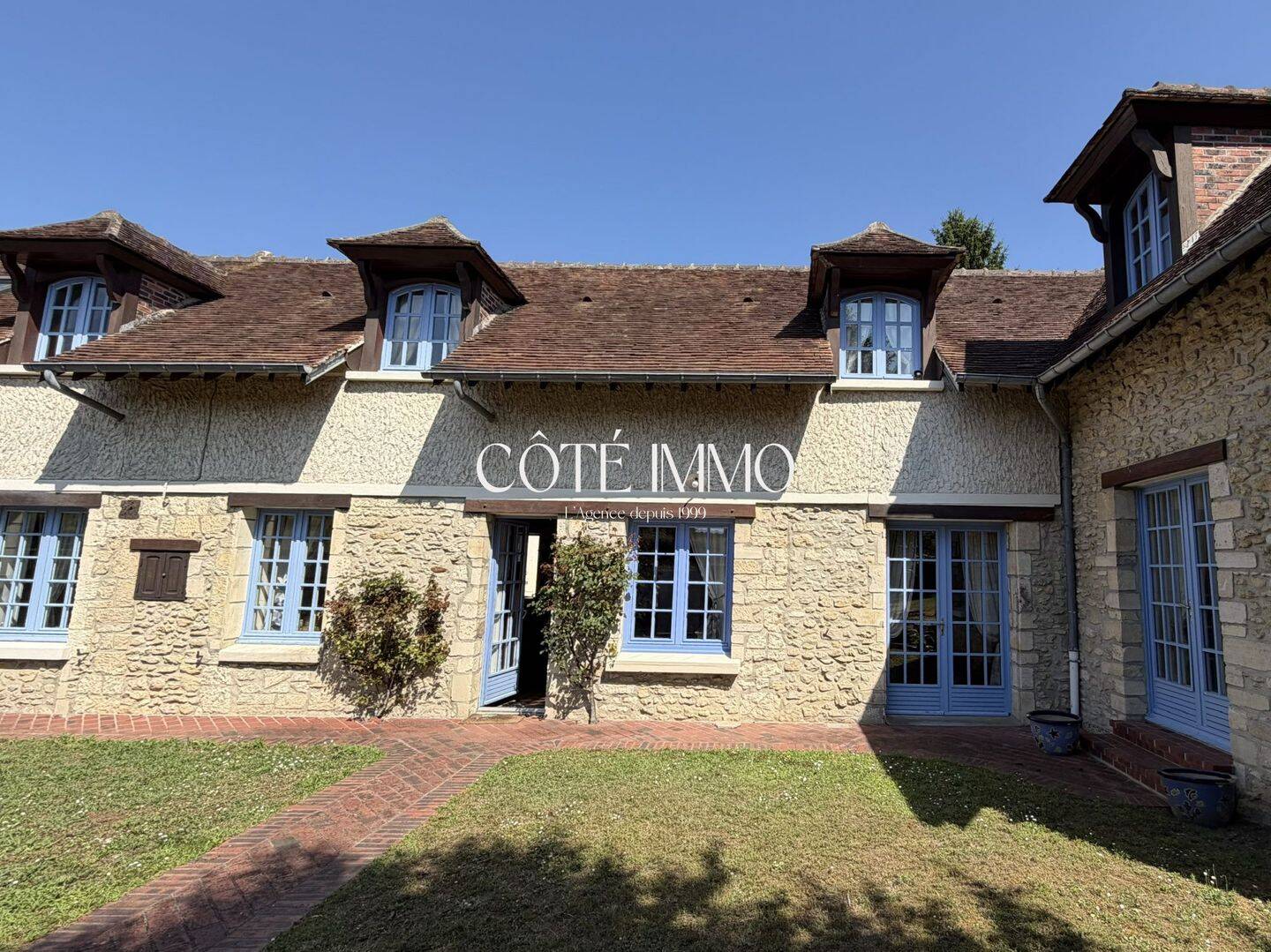 Maison 10 pièces 322 m² · à Angicourt · 322 m² · 690 000 €