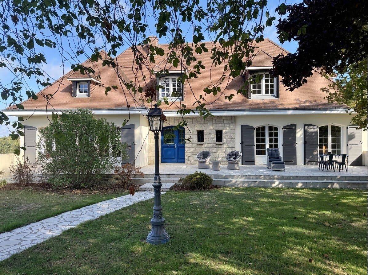 Maison 12 pièces 238 m² · à Saint-Berthevin · 238 m² · 468 000 €