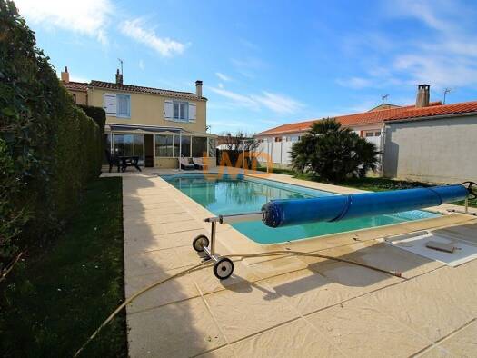 Maison à vendre 199 000 € 5 pièces 3 chambres 120 m² 634 m² de terrain Saint-Jean-d'Angély 17400