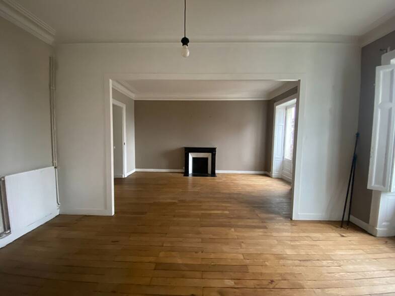 Appartement à louer 1 170 € 4 pièces 2 chambres 93 m² Étage 4/5 Nantes 44000