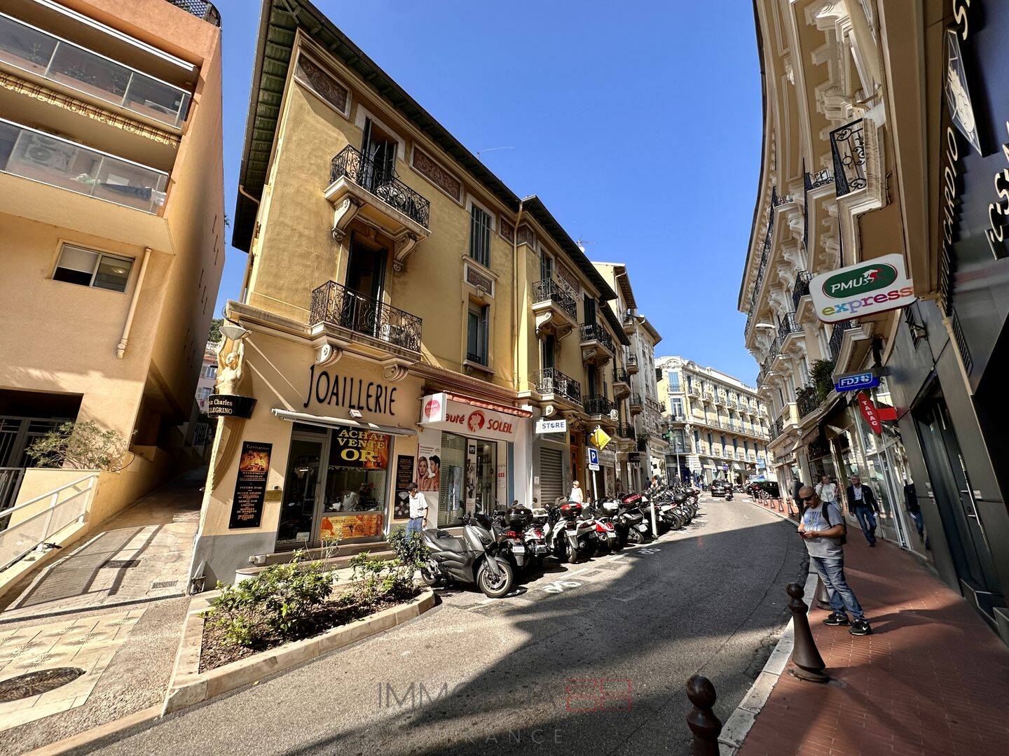 Appartement 8 pièces 165 m² · à Beausoleil · 165 m² · 5 200 €