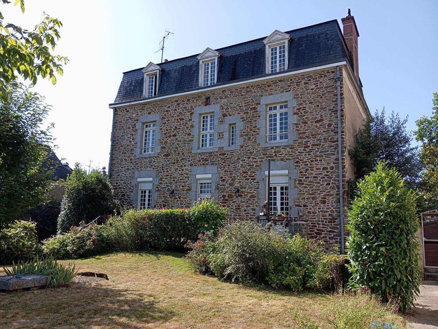 Maison 8 pièces 255 m² · à Mayenne · 254,6 m² · 252 400 €